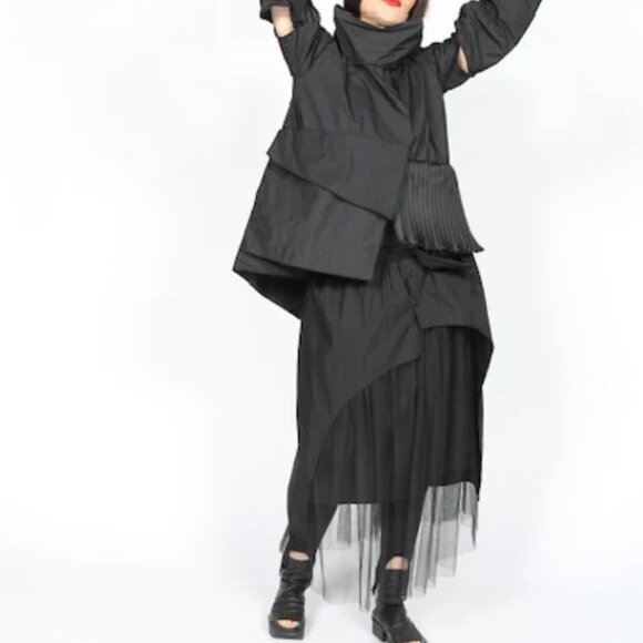 Heydari Black and Red Asymmetrical Top - Picture 7 of 14